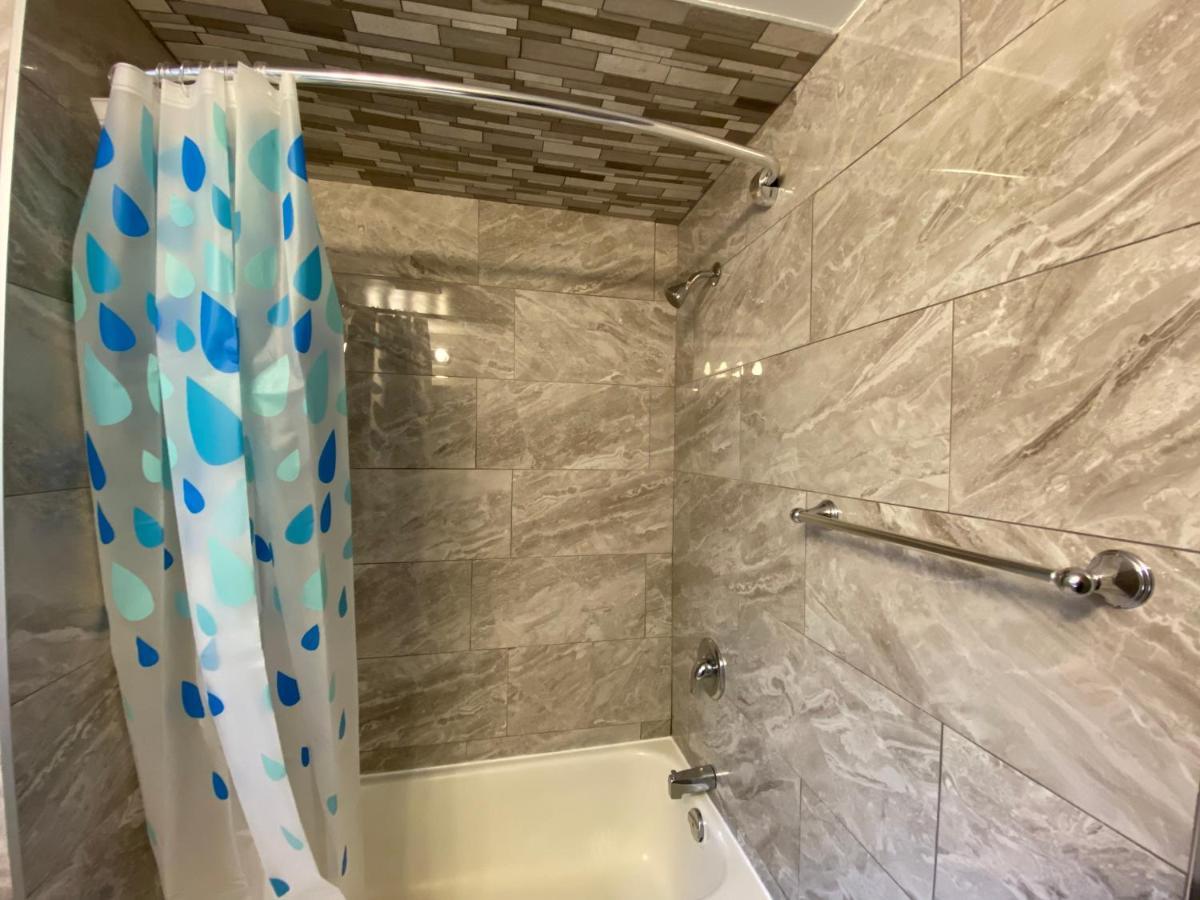 Homestay Yonge And Finch Subway !r Spacious & Stylish Prvt Bdr With Shared Bathroom Toronto